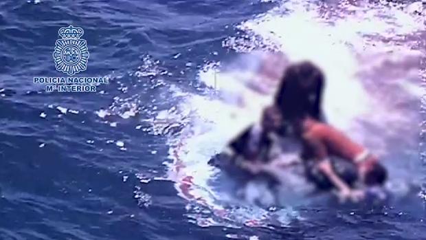 Vídeo: La Policía rescata a seis personas de ahogarse tras el choque de dos narcolanchas