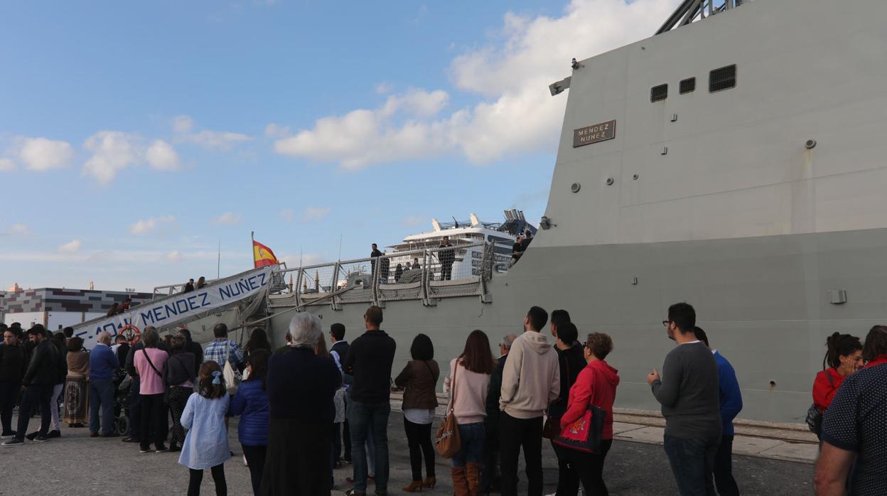 Jornada de puertas abiertas de la ‘Méndez Núñez’ en el puerto de Cádiz en febrero de 2018