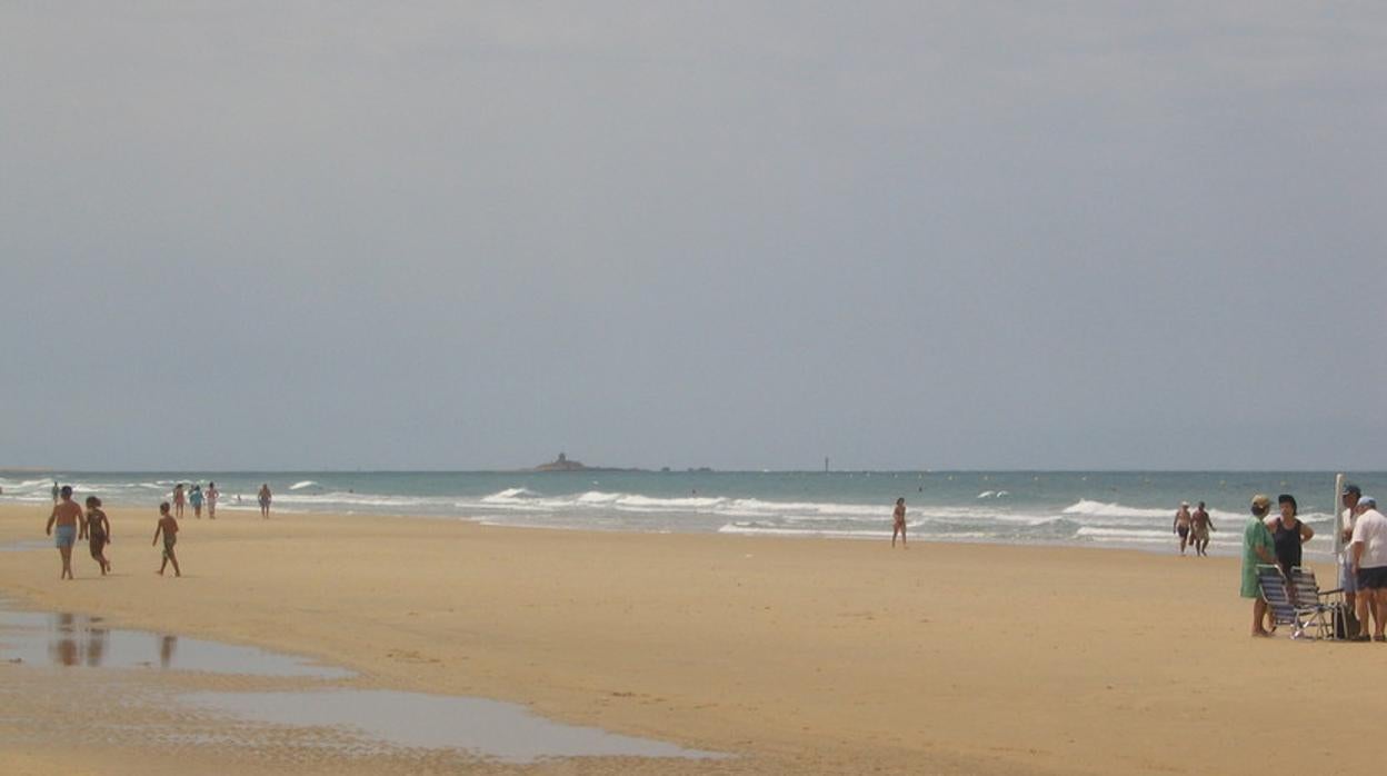 Vista de la Playa de Camposoto con el castillo de Sancti Petri al fondo