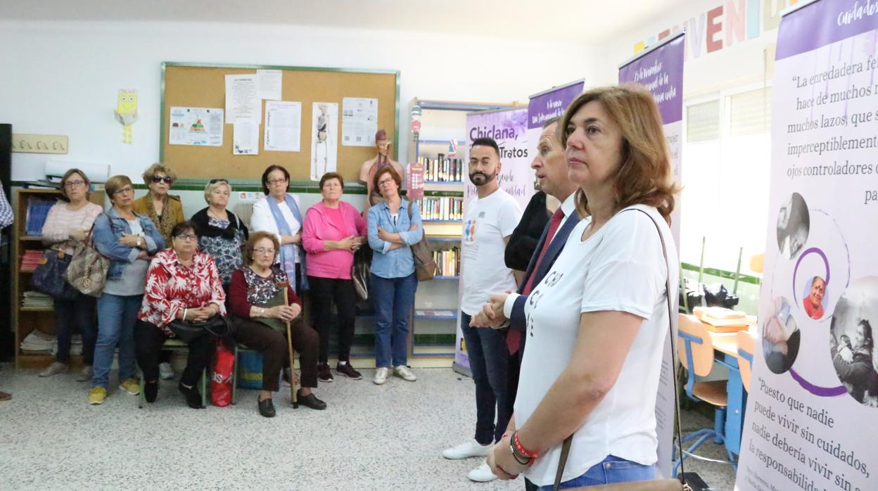 El alcalde en la priemra charla llevada a cabo.