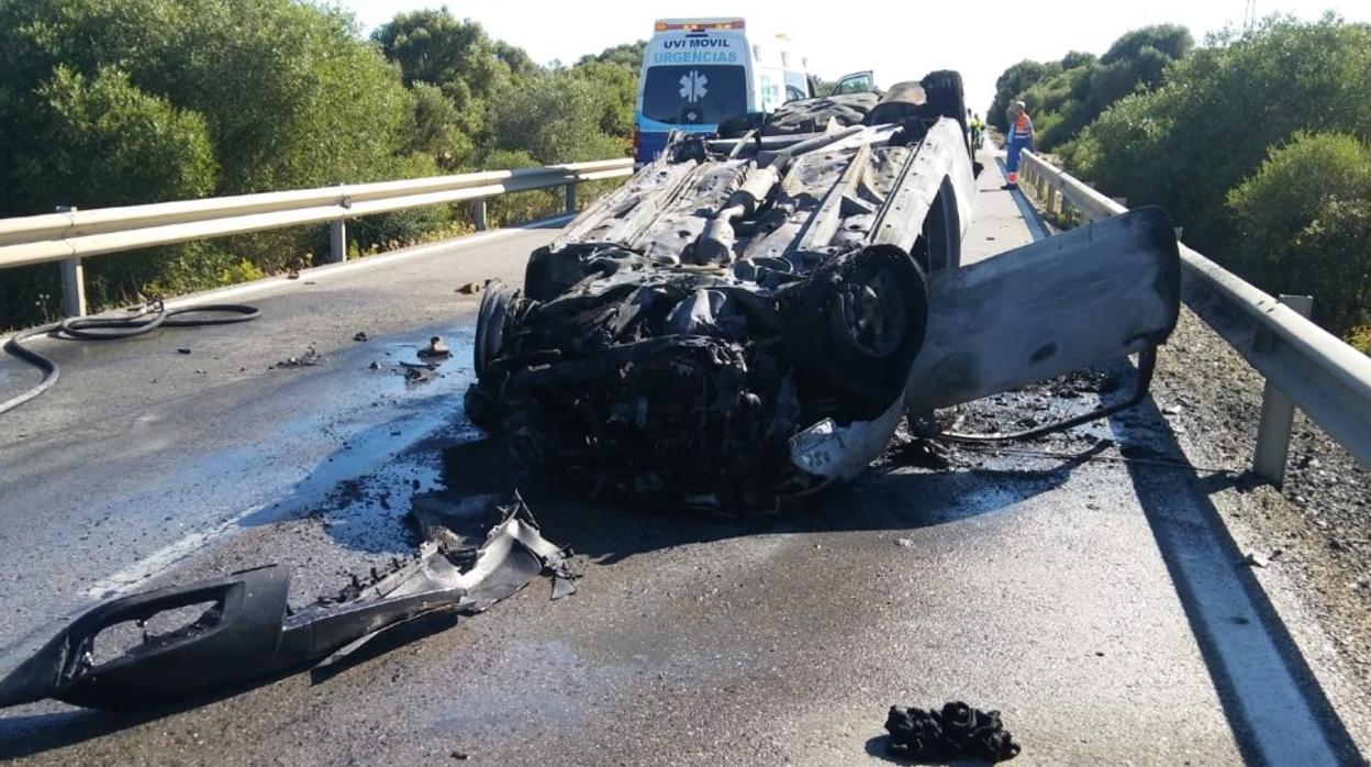 El vehículo ha quedado volcado en la calzada