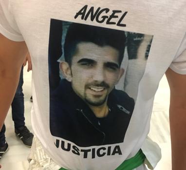 Camiseta que llevaban con el rostro de la víctima famliares y amigos