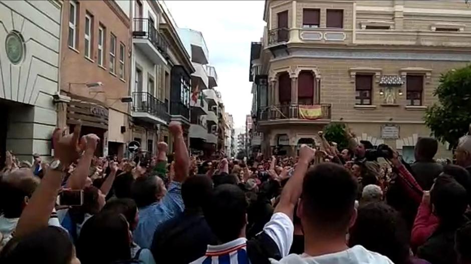 El impresionante homenaje de Huelva a Juan Carlos Aragón al son de 'Los Yesterday'