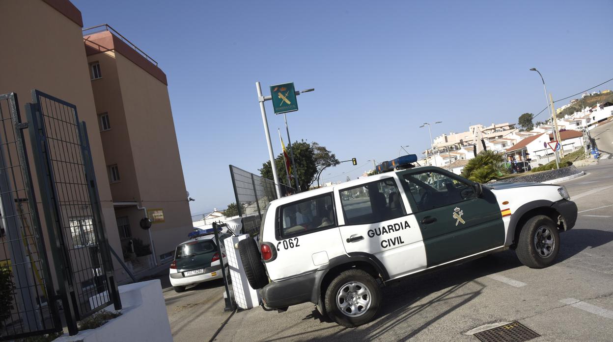 Coche patrulla de la Guardia Civil saliendo del cuartel