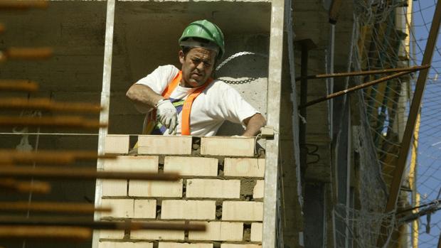 El BOJA publica la orden que destina 31,9
millones para rehabilitar barriadas en Cádiz