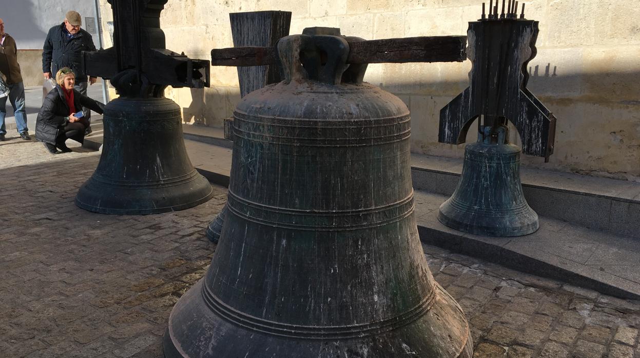 Las campanas de la Oliva tocaron el suelo 10 años antes de cumplir el 250 aniversario de su instalación en la Giraldilla
