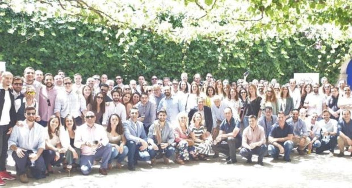 Foto de grupo de empleados durante la jornada de celebración del 25 aniversario de la empresa en Bodegas El Cortijo