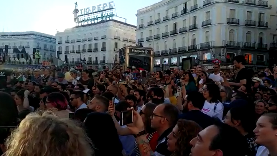 Vídeo: Decenas de personas homenajean a Juan Carlos Aragón en la Puerta del Sol