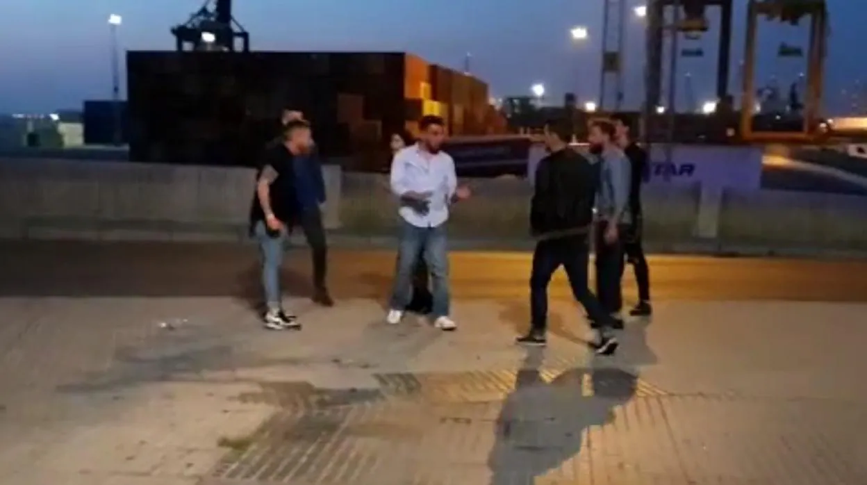 Momento de la pelea entre los dos grupos en Cádiz.