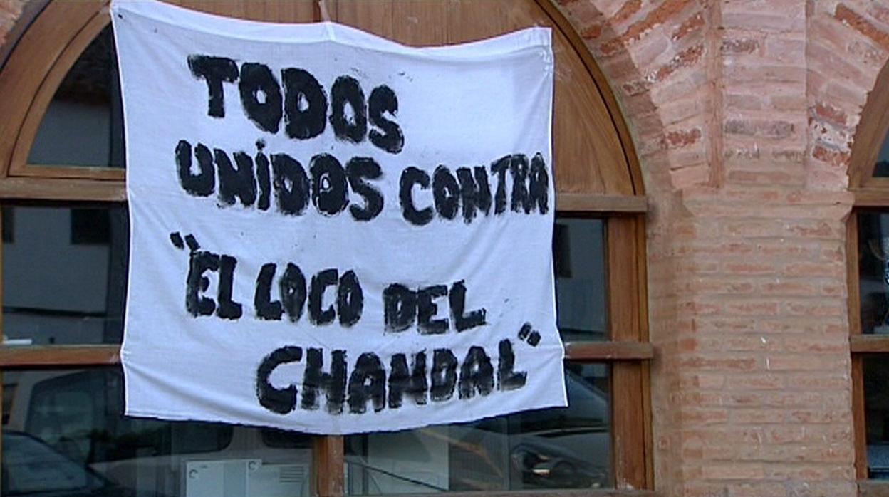 Protestas en Almadén de la Plata por la vuelta del «loco del chándal»