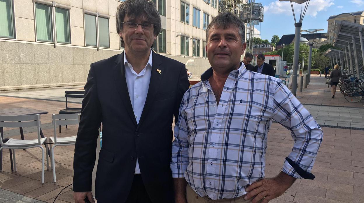 Carles Puigdemont y el agricultor de Arahal que consiguió hacerse una foto ante el Parlamento europeo