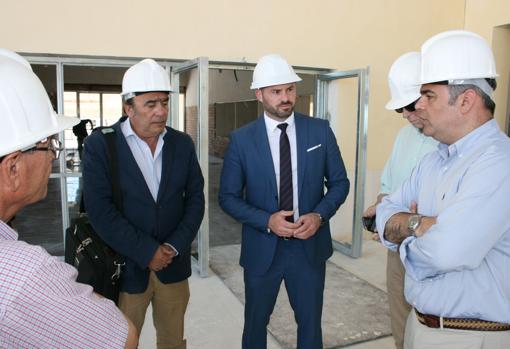 El director general de la Agencia Pública Andaluza de Educación, Manuel Cortés, ha visitado las obras