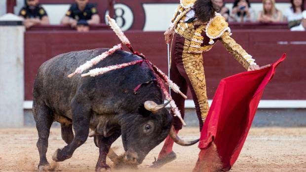 El temple de Hermoso de Mendoza y el arrebato de Roca Rey en los toros de Sanlúcar