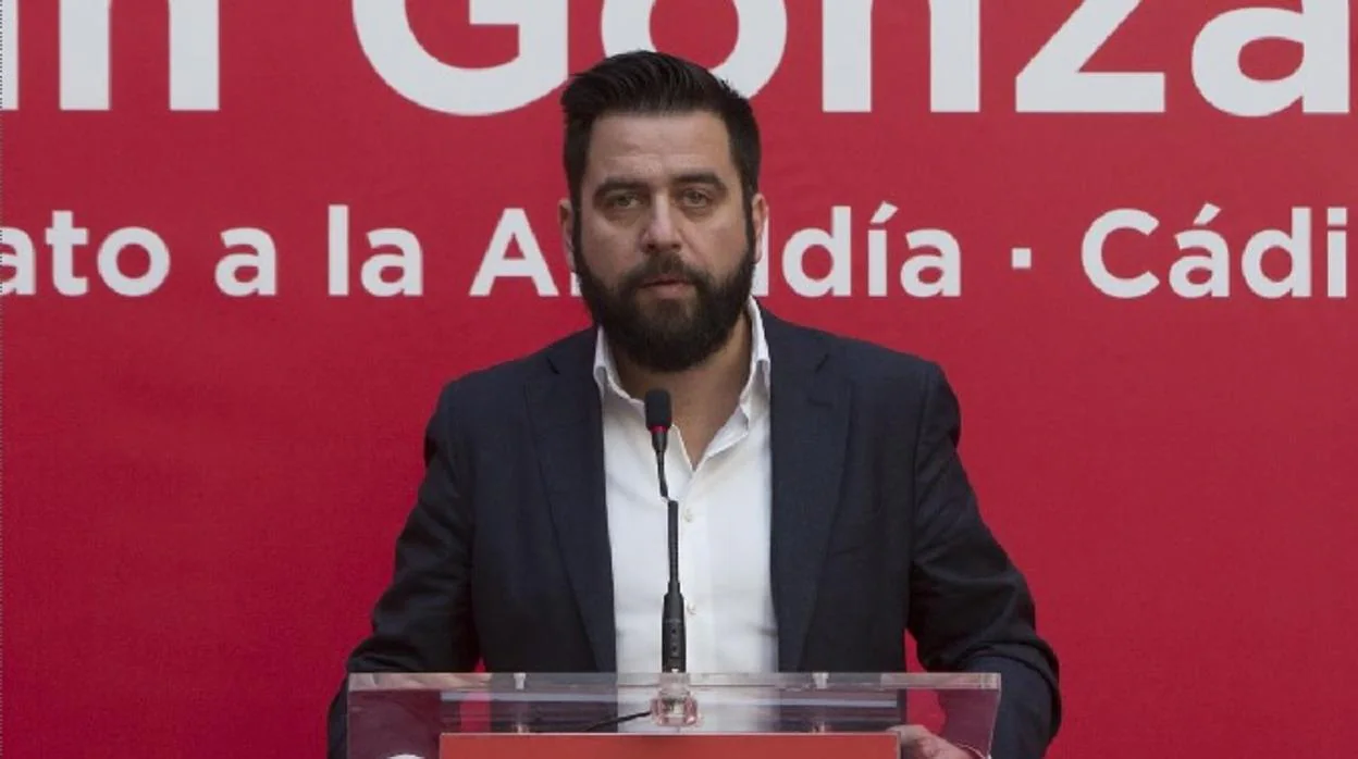 El candidato del PSOE, Fran González, en un acto en campaña.