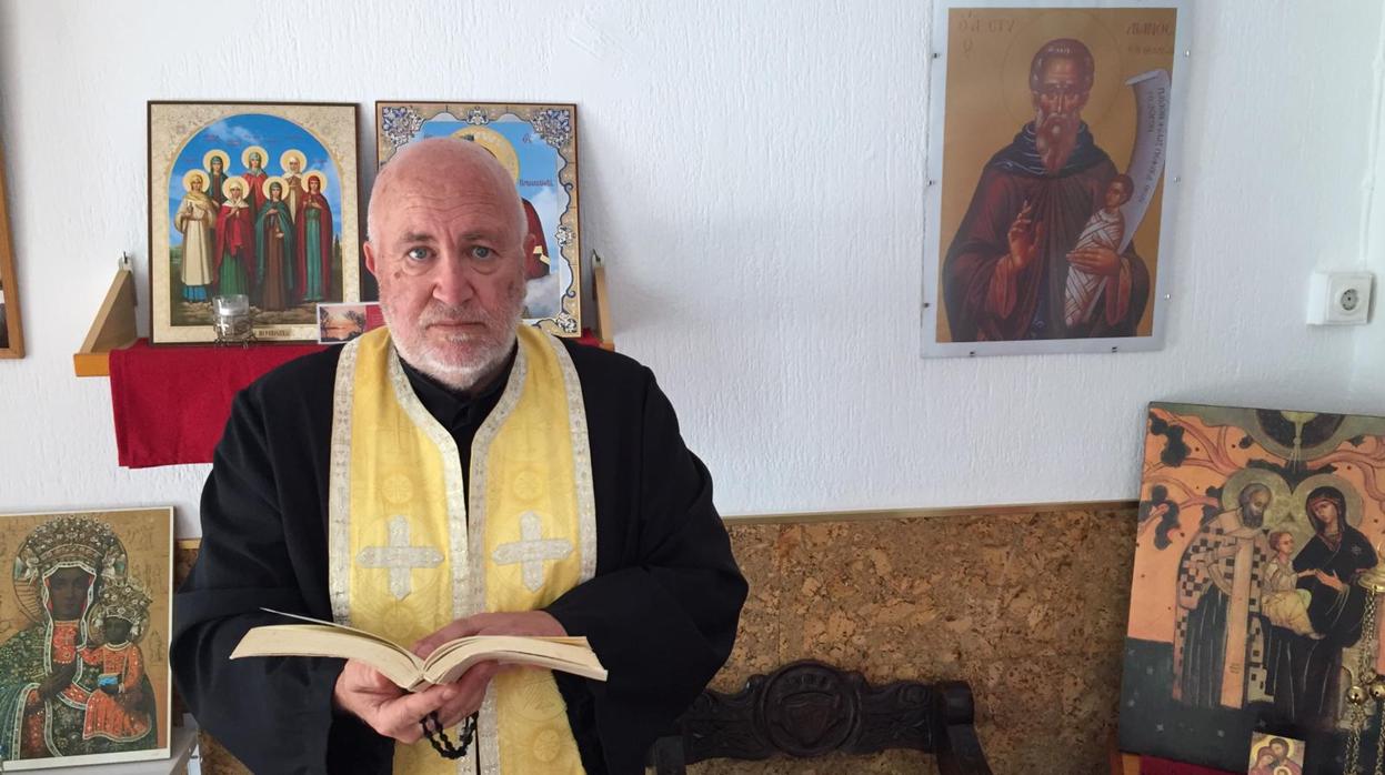 El pope Miguel Moreno, en la Capilla de la Madre de Dios y Santa Melania, en Jerez.