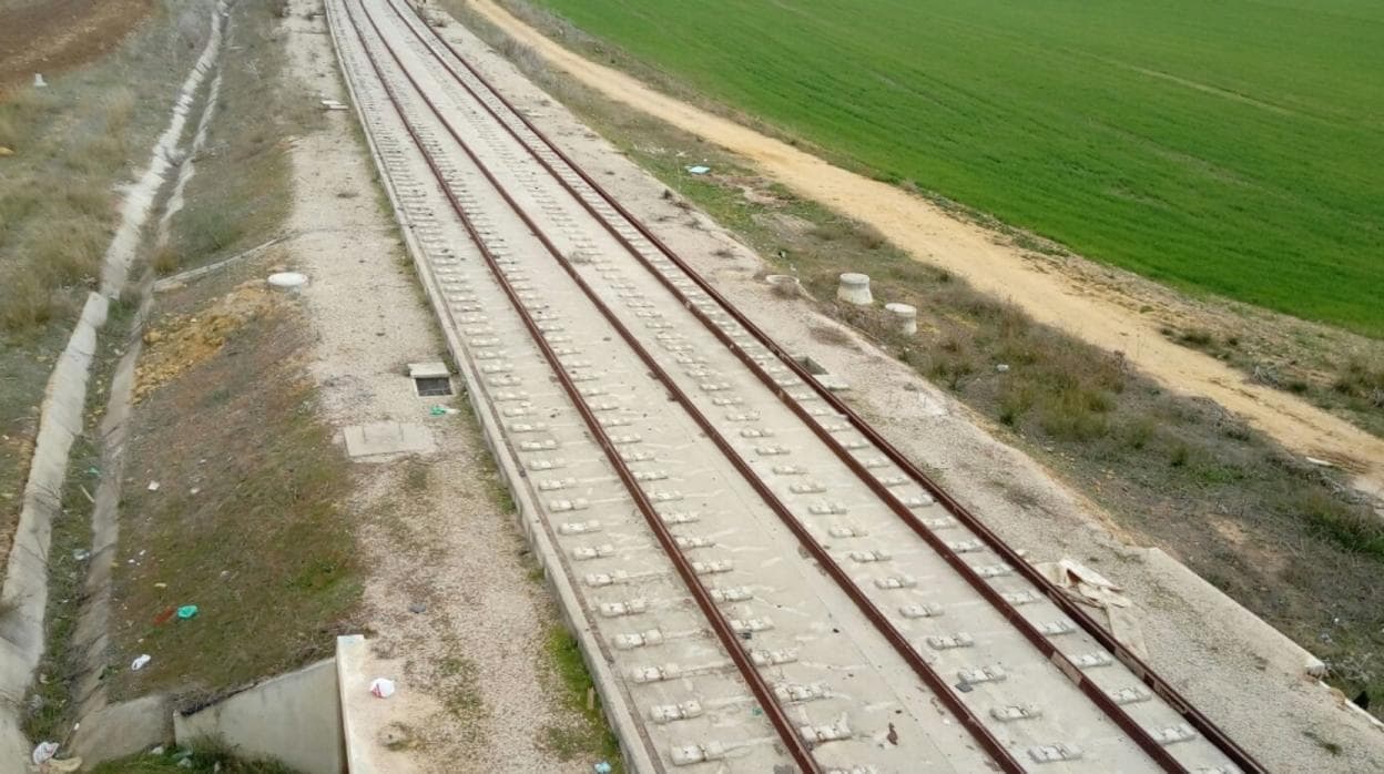En las obras del tranvía de Alcalá han llegado a llevarse cientos de metros de vías