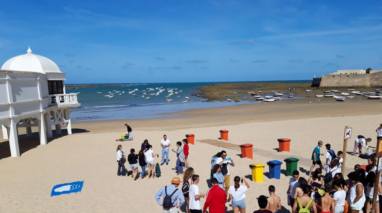 Los alumnos de varios colegios de Cádiz limpian la playa de la Caleta por el Día Mundial del Medio Ambiente