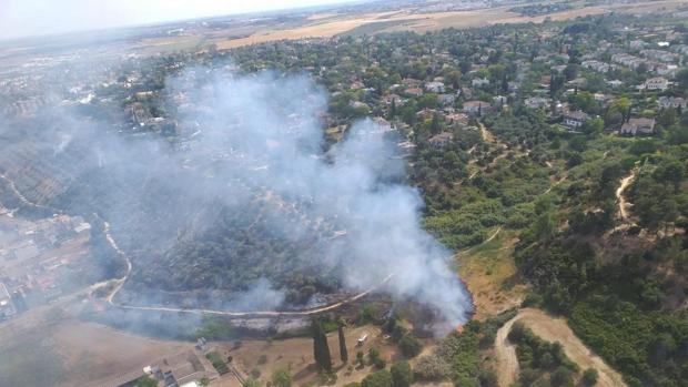 Se reactiva el incendio de la cornisa de Gelves por tercera vez en menos de 24 horas