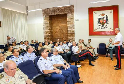 Momento de la conferencia del general comandante del Tercio de Armada.