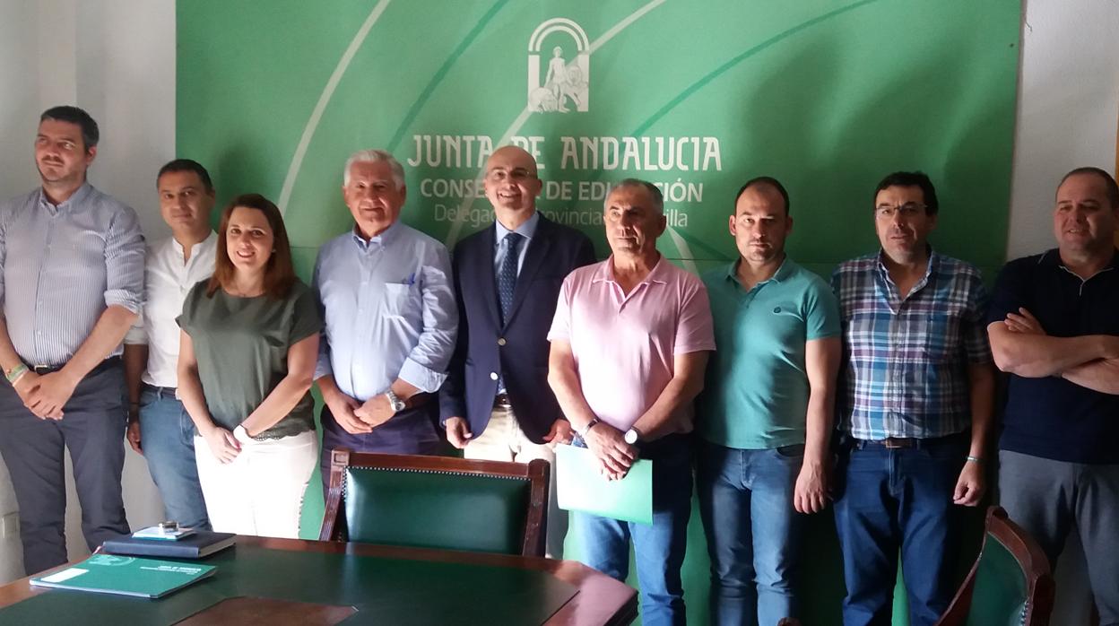 El delegado de Educación de la Junta y los alcaldes de los nueve municipios beneficiados con este acuerdo