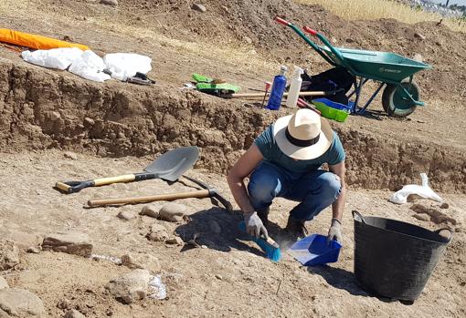 Alumno de Arqueología excavando en el yacimiento