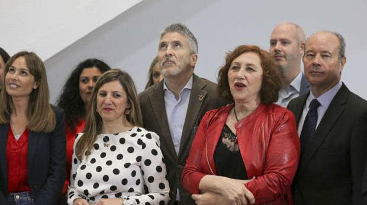 El ministro Grande-Marlaska con el resto de miembros de la candidatura del PSOE