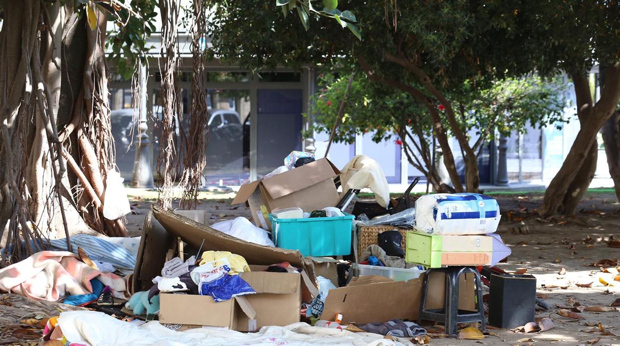 Los jardines de Canalejas vuelven a convertirse en el hogar de numerosas personas que duermen en la calle.