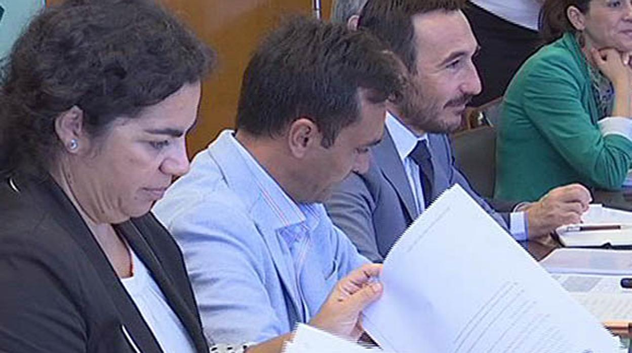 Rosa Mellado, en primer término, en una reunión en la Delegación de Gobierno de la Junta en Cádiz