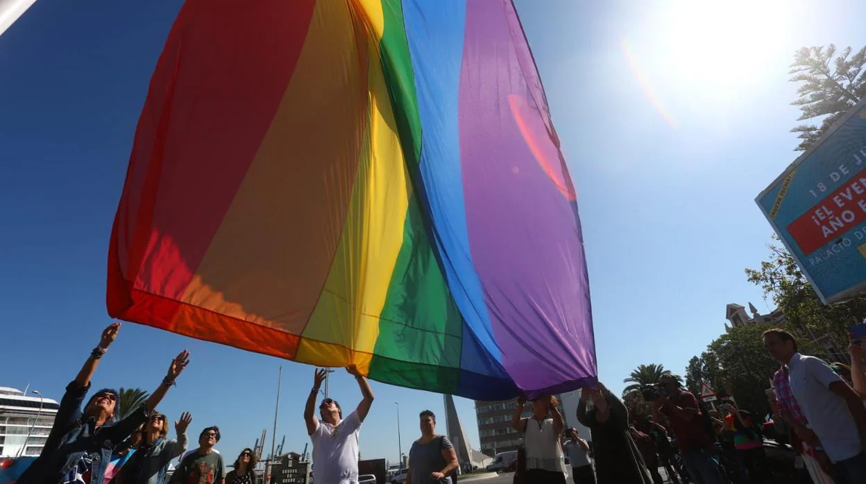 Cádiz celebra la Semana del Orgullo con un izado de bandera LGTBI en plaza Sevilla