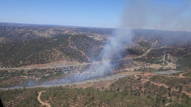 Controlado el incendio de la Cuesta de la Media Fanega de El Garrobo, el tercero de la provincia en una semana