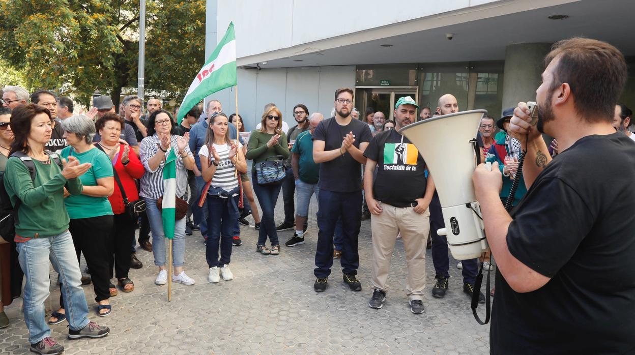 El portavoz nacional del SAT, Oscar Reina, se dirige a las personas concentradas en los juzgados en Sevilla