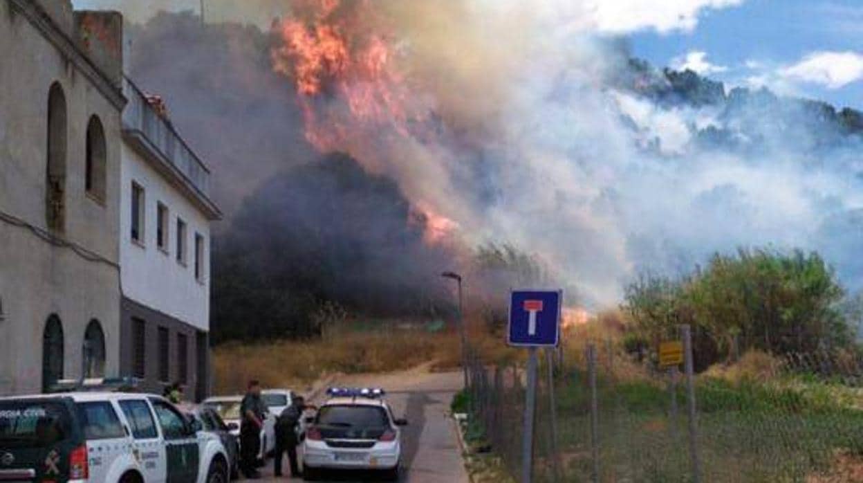 Agentes de la Guardia Civil ante las llamas producidas por el incendio de Gelves