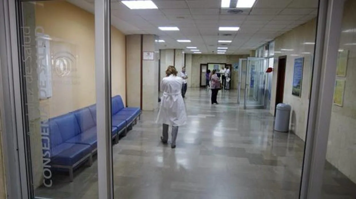Una trabajadora, en la entrada del Hospital Puerta del Mar