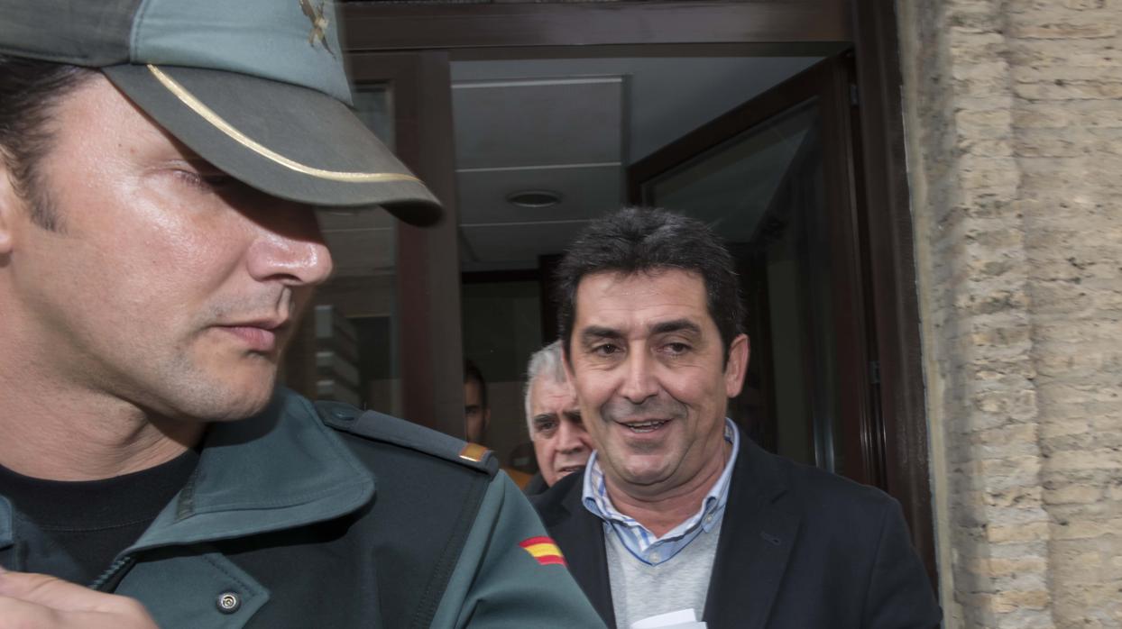 Antonio Maestre sale de los juzgados de Utrera tras declarar