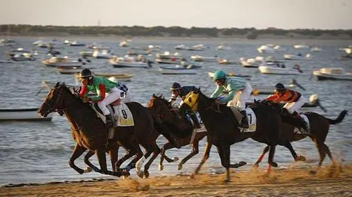Imagen de una de las carreras en la playa sanluqueña.