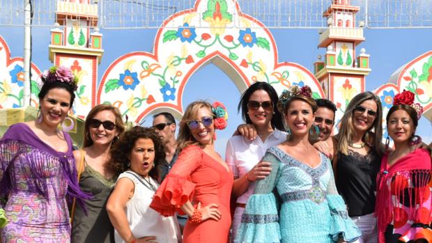 Feria de Chiclana: un jueves de volantes y de peinetas