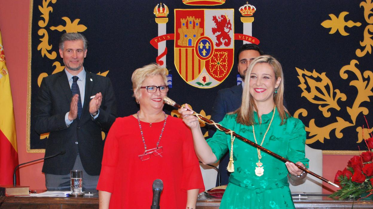 Ana Isabel Jiménez recibe el bastón de mando de manos de la edil de mayor edad Ana Vannerau