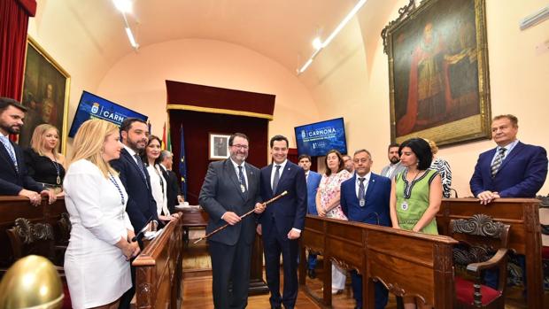 Juanma Moreno respalda al alcalde de Carmona en su toma de posesión