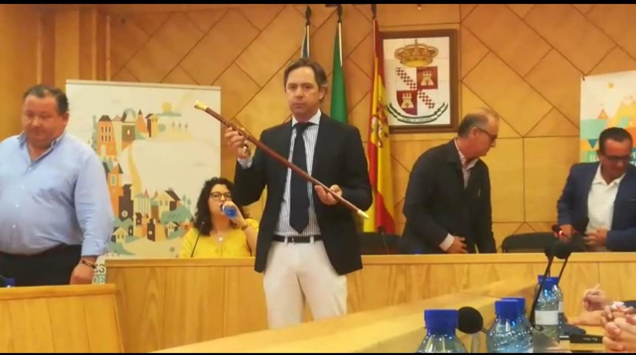 Juan Jiménez (PP) con el bastón de mandos tras la investidura en La Roda de Andalucía