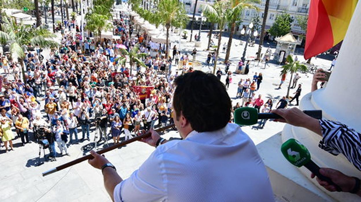 El alcalde José María González ofrece el bastón de mando a los ciudadanos congregados en San Juan de Dios