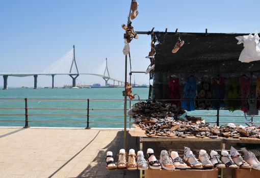 Los plásticos del Piojito que acaban en el mar reabren el debate sobre su ubicación en Cádiz