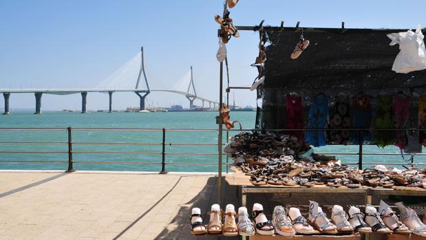 Los plásticos del Piojito que acaban en el mar reabren el debate sobre su ubicación en Cádiz