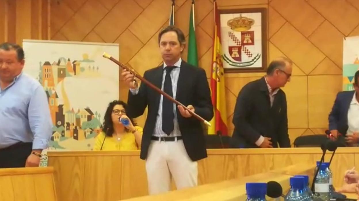 El nuevo alcalde de La Roda de Andalucía, Juan Jiménez con el bastón de mando tras la investidura