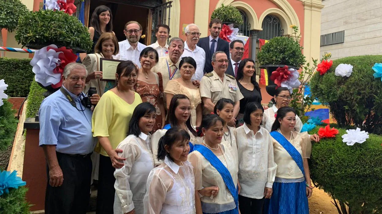 Autoridades civiles y militares junto con descendientes de Miguel Pérez Leal durante la celebración en Sevilla del 121 aniversario de la independencia de Filipinas