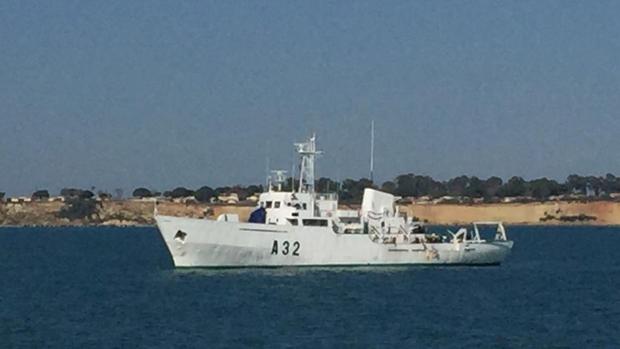 Un buque de la Armada con base en Cádiz auxilia a un pesquero argelino a la deriva
