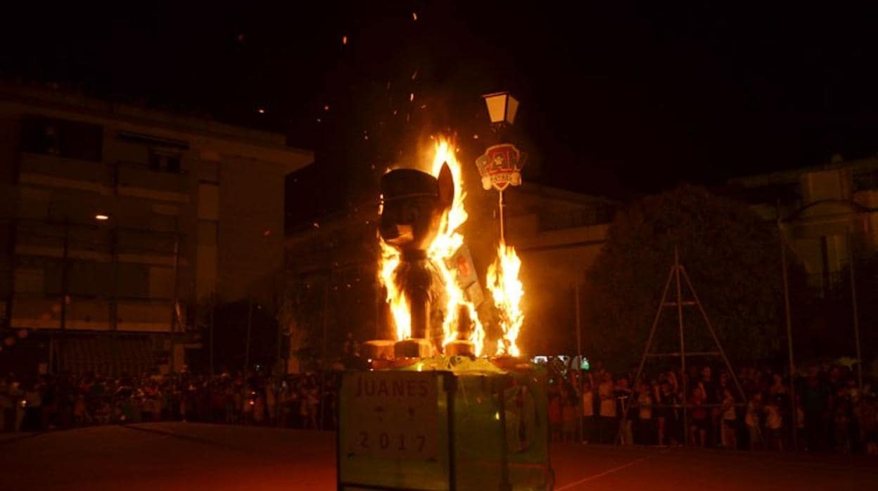 El fuego es el indiscutible protagonista de la fiesta de los Juanes en Utrera