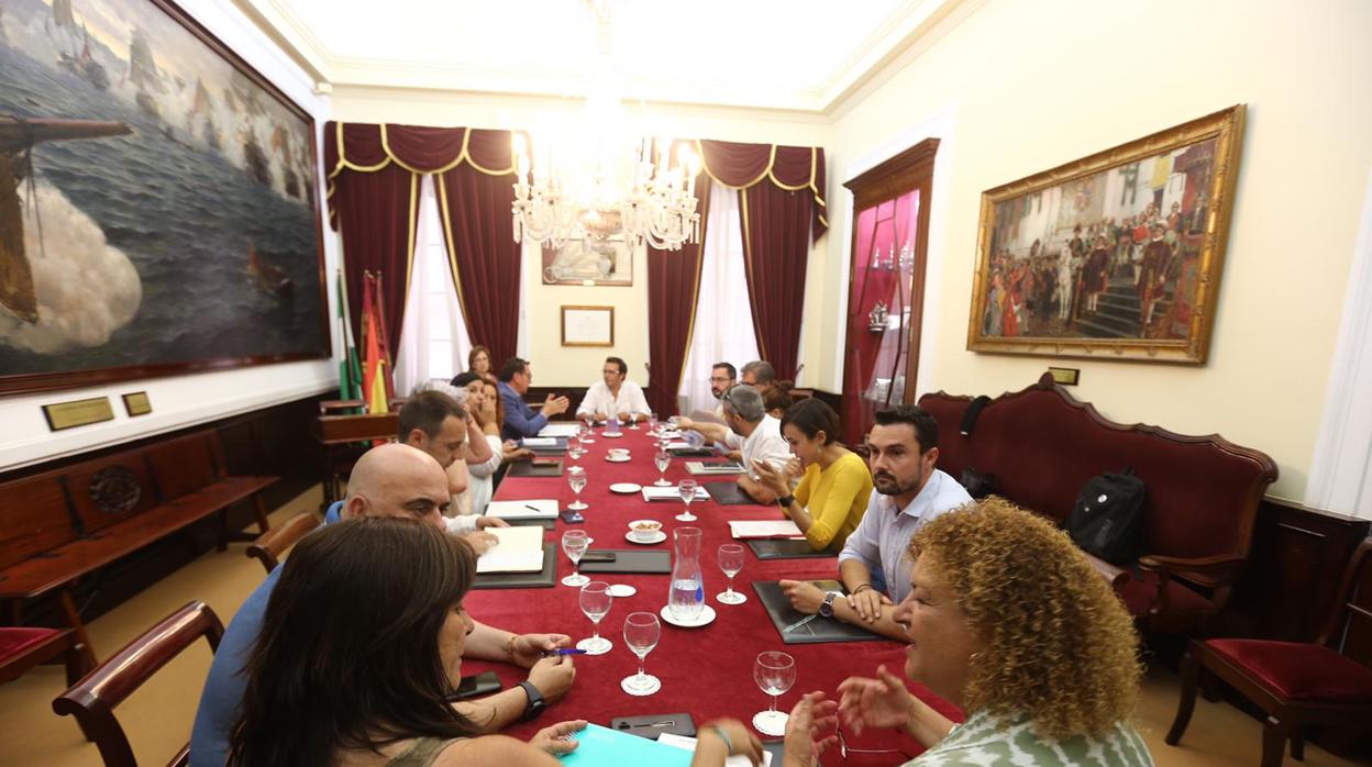 El pasado viernes se celebró la primera Junta de Gobierno Local en el Ayuntamiento con la presencia de los 13 concejales de Adelante Cádiz.