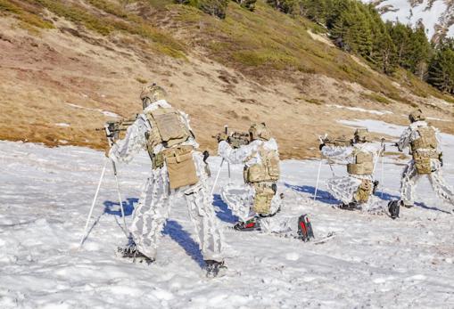 Los militares de la FGNE también saben tácticas de combate invernal.