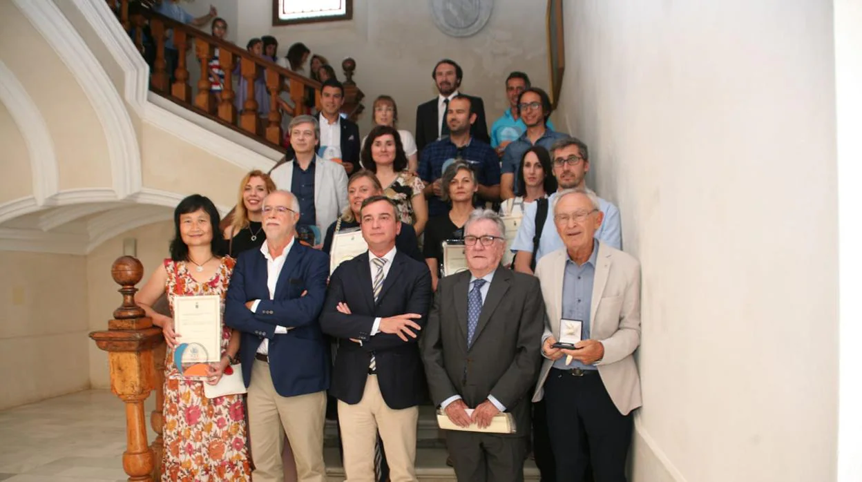 Los investigadores premiados, junto al rector en funciones Eduardo González Mazo.