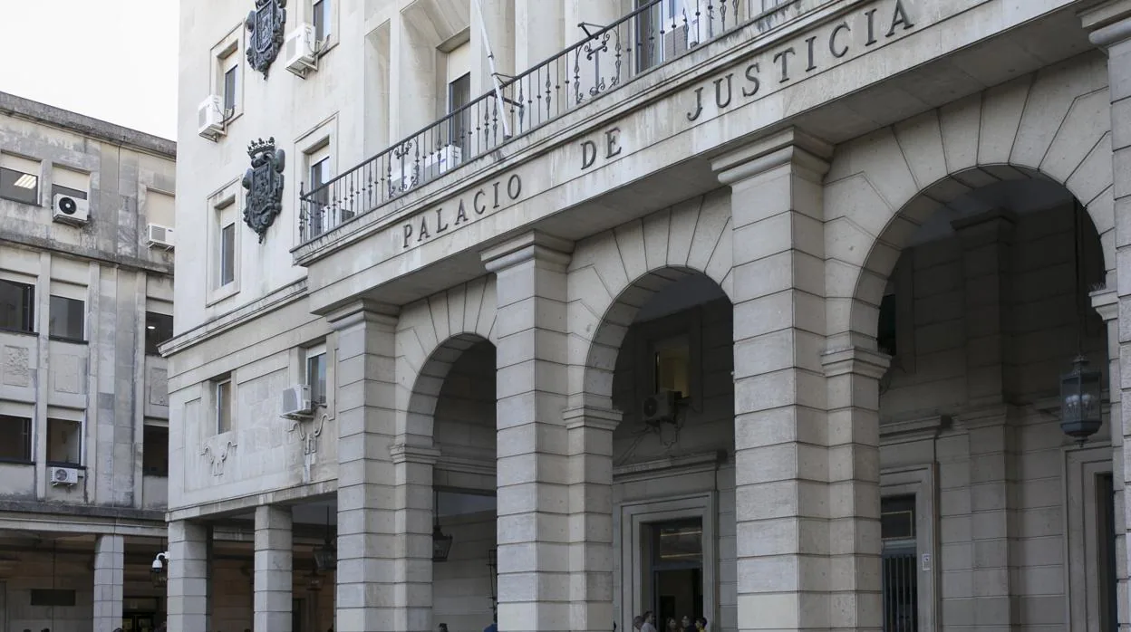 La Sección Primera de la Audiencia Provincial de Sevilla ha acogido el juicio este miércoles